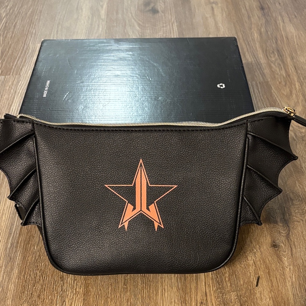 NWOT. Jeffrey star Black Star-Emblazoned make-up bag + velour liquid lipstick